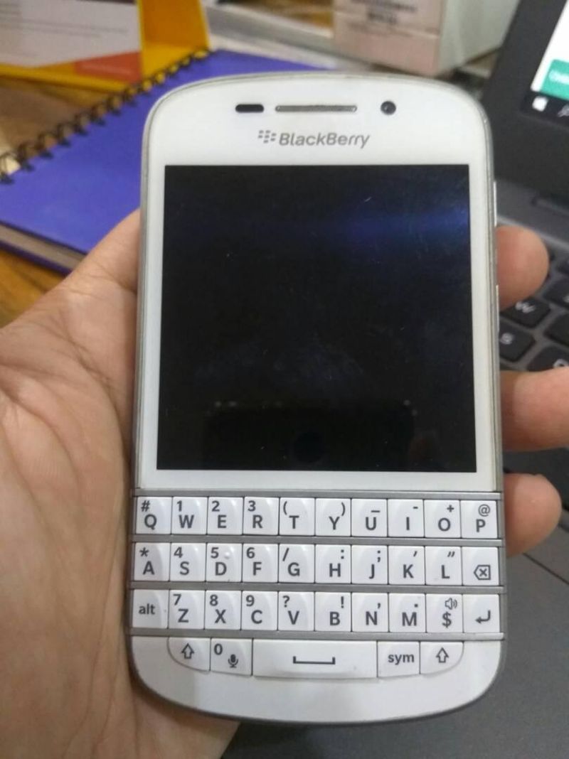 Jual BlackBerry Q10 16gb black, white Bekas