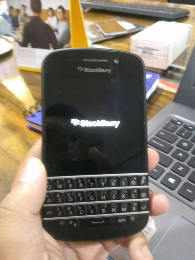 Jual BlackBerry Q10 16gb black, white Bekas